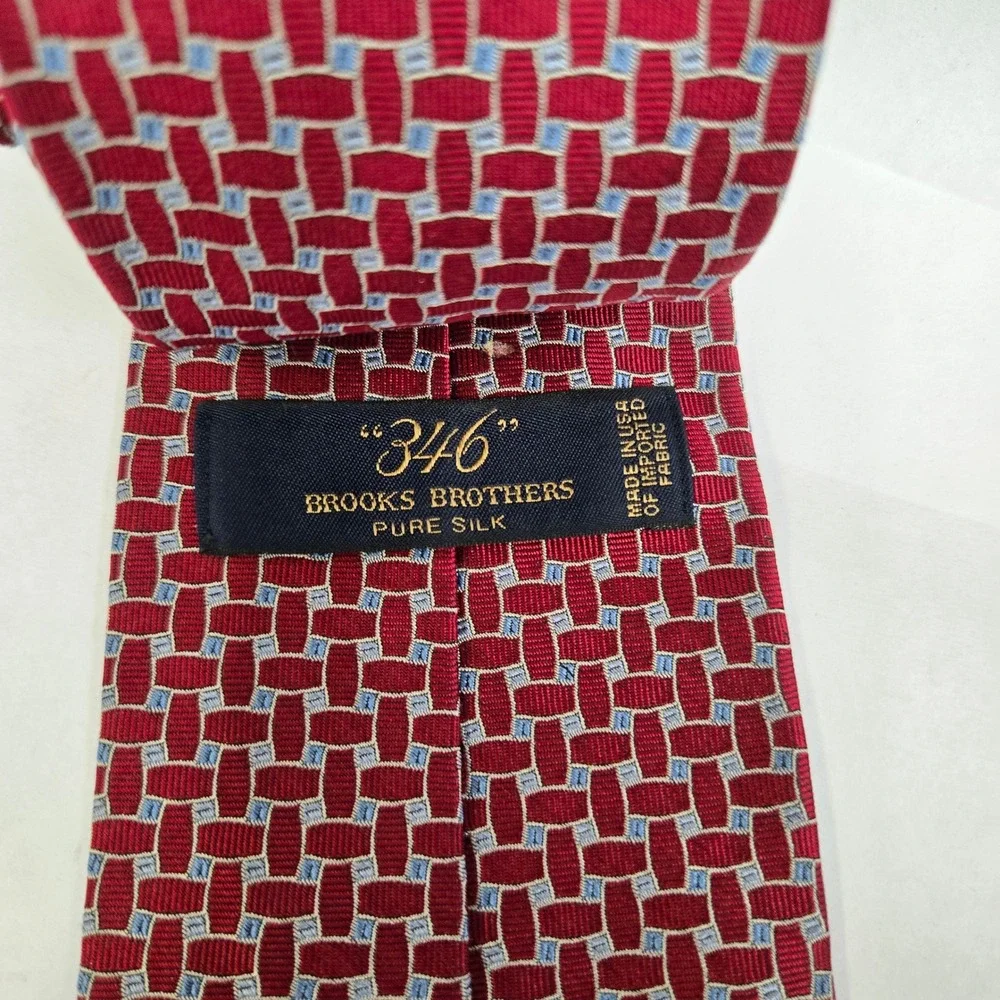 Brooks Brothers 346 Mens Silk Necktie Burgundy Red Geometric Basketweave Tie